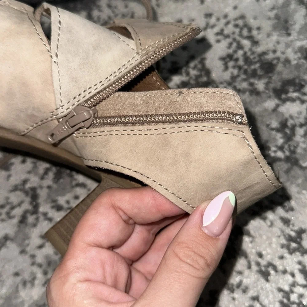 Rockport lace up casual block heels  in beige earth tones